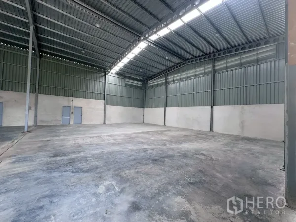 货栈 出租在Khlong Luang, Pathum Thani - 仓库内部宽敞，高钢结构屋顶带采光带，混凝土地面。