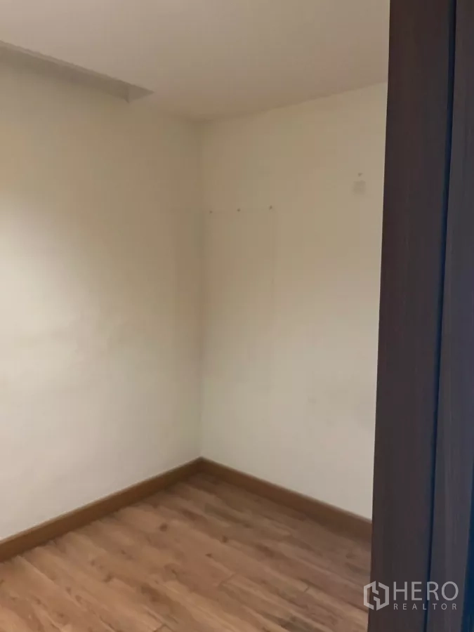 สำนักงาน ให้เช่า - มุมทำงานพื้นไม้ ผนังโล่ง พร้อมตกแต่งเพิ่มเติม