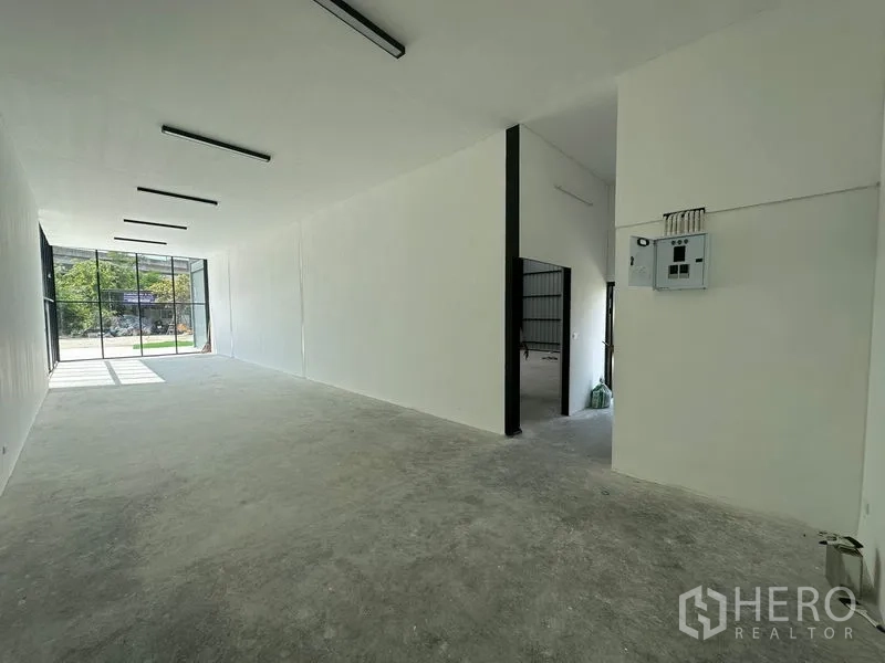 คลังสินค้า ให้เช่าในBang Phli, Samut Prakan - พื้นที่ออฟฟิศแบบเปิด มีตู้ไฟและทางเชื่อมเข้าสู่ตัวโกดัง