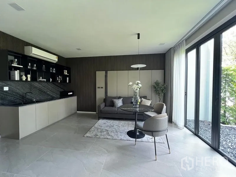 Detached House for rent in Saphan Sung, Bangkok - Pantry and family room with built-in cabinets, sofa and sliding doors to the garden.