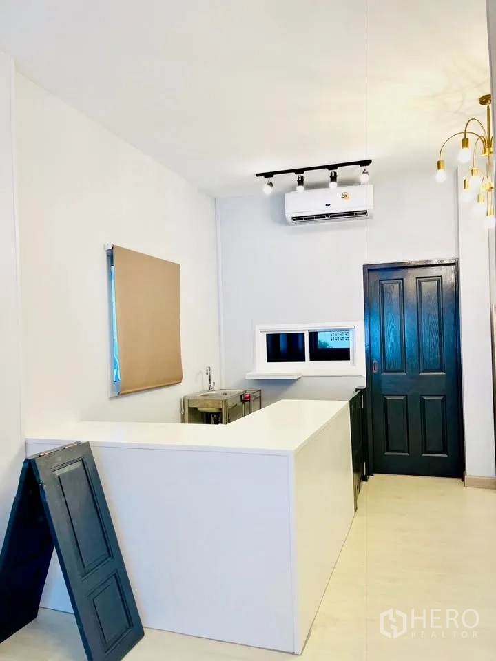บ้าน ให้เช่า - ภายในสว่างพร้อมเคาน์เตอร์บริการสีขาว อ่างล้าง และเครื่องปรับอากาศใหม่