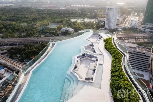 公寓 出售在Chatuchak, Bangkok - 屋顶无边际泳池与下沉座椅，俯瞰曼谷天际线