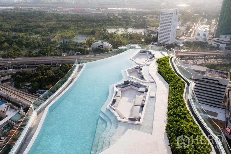 公寓 出售在Chatuchak, Bangkok - 屋顶无边际泳池与下沉座椅，俯瞰曼谷天际线