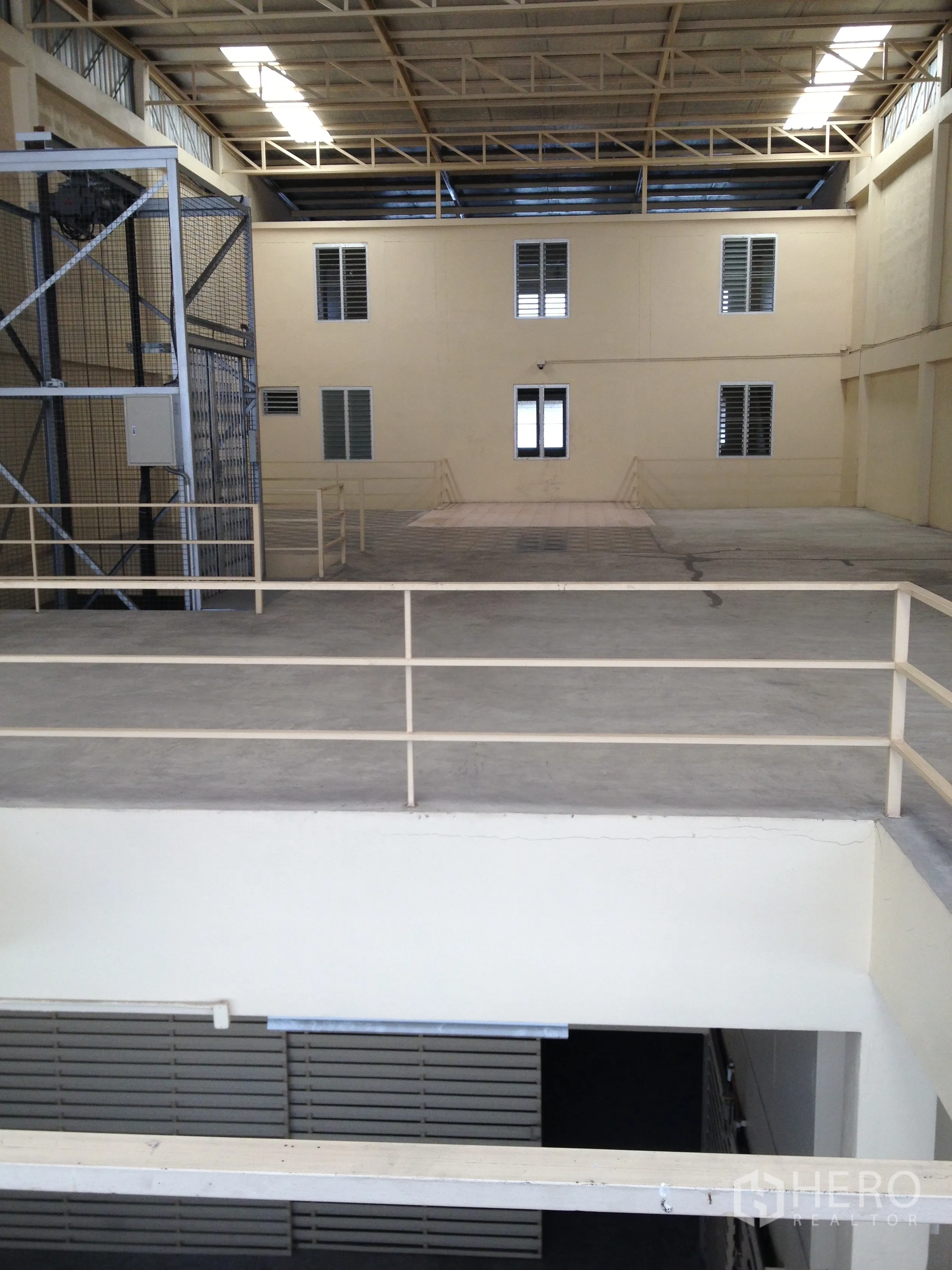 工厂 for rent in Thung Khru, Bangkok - 视角朝向抬高平台与门区，前方为空旷地面。