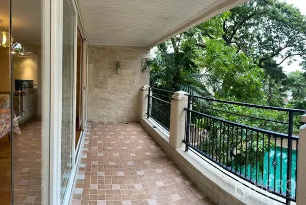คอนโด ให้เช่าในWatthana, Bangkok - ระเบียงปูกระเบื้องมีราวเหล็ก มองเห็นต้นไม้ร่มรื่นและสระว่ายน้ำ
