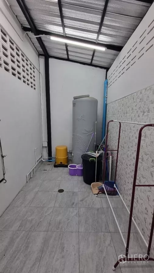 ทาวน์เฮาส์ ให้เช่าในHuai Khwang, Bangkok - พื้นที่ซักล้างมีหลังคา ถังเก็บน้ำและอุปกรณ์ทำความสะอาด