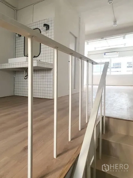 อาคารพาณิชย์ ให้เช่าในPhra Khanong, Bangkok - ชานบันไดราวเหล็กสีขาว พื้นไม้ และเคาน์เตอร์ล้างมือกรุกระเบื้องพร้อมกระจก