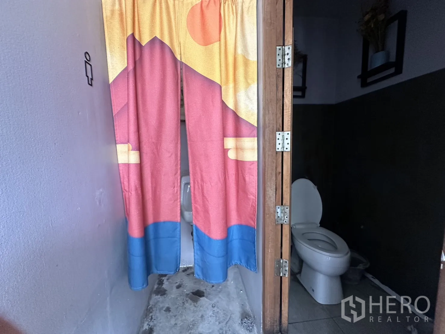พื้นที่ขายของ for rent in Sathon, Bangkok - ห้องน้ำขนาดเล็กพร้อมโถสุขภัณฑ์ พื้นกระเบื้อง และผ้าม่านสีสันสดใส