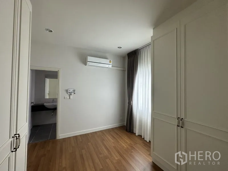บ้าน ขายในLam Luk Ka, Pathum Thani - ห้องนอนพร้อมตู้เสื้อผ้าบิวท์อิน แอร์ และประตูห้องน้ำ