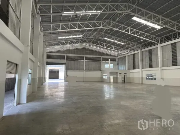 โรงงาน ให้เช่า - พื้นที่คลังสินค้ามุมข้าง มีช่องแสง ประตูโหลด และหน้าต่างสำนักงาน