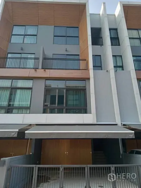 联排别墅 出租或出售在Suan Luang, Bangkok - 曼谷Suan Luang现代三层联排外观，设阳台、大窗与有顶车位。