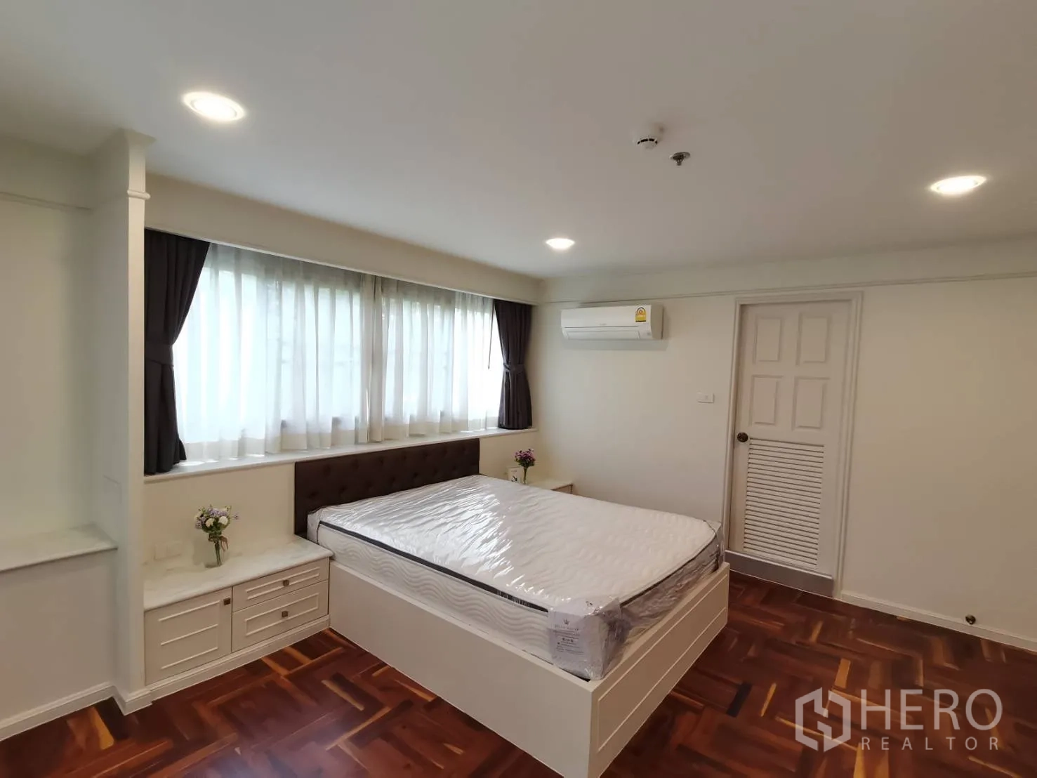 อพาร์ทเมนท์ ให้เช่าในWatthana, Bangkok - ห้องนอนรอง เตียงนอน หน้าต่างแนวยาว แอร์ และตู้ข้างเตียงบิวท์อิน