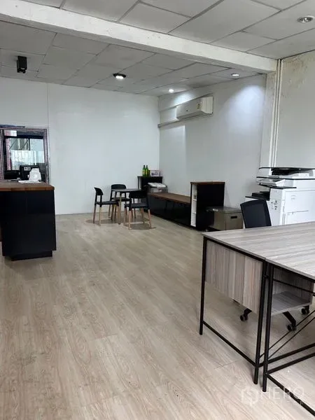 店屋 出租在Khlong Toei, Bangkok - 明亮的零售/办公空间，接待台与工作站，仿木地板。