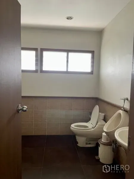 โรงงาน ให้เช่าในMueang Samut Prakan, Samut Prakan - ห้องน้ำสะอาดมีช่องแสง หนึ่งโถสุขภัณฑ์ โถปัสสาวะ และอ่างล้างมือ