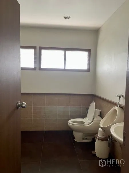 โรงงาน ให้เช่าในMueang Samut Prakan, Samut Prakan - ห้องน้ำสะอาดมีช่องแสง หนึ่งโถสุขภัณฑ์ โถปัสสาวะ และอ่างล้างมือ