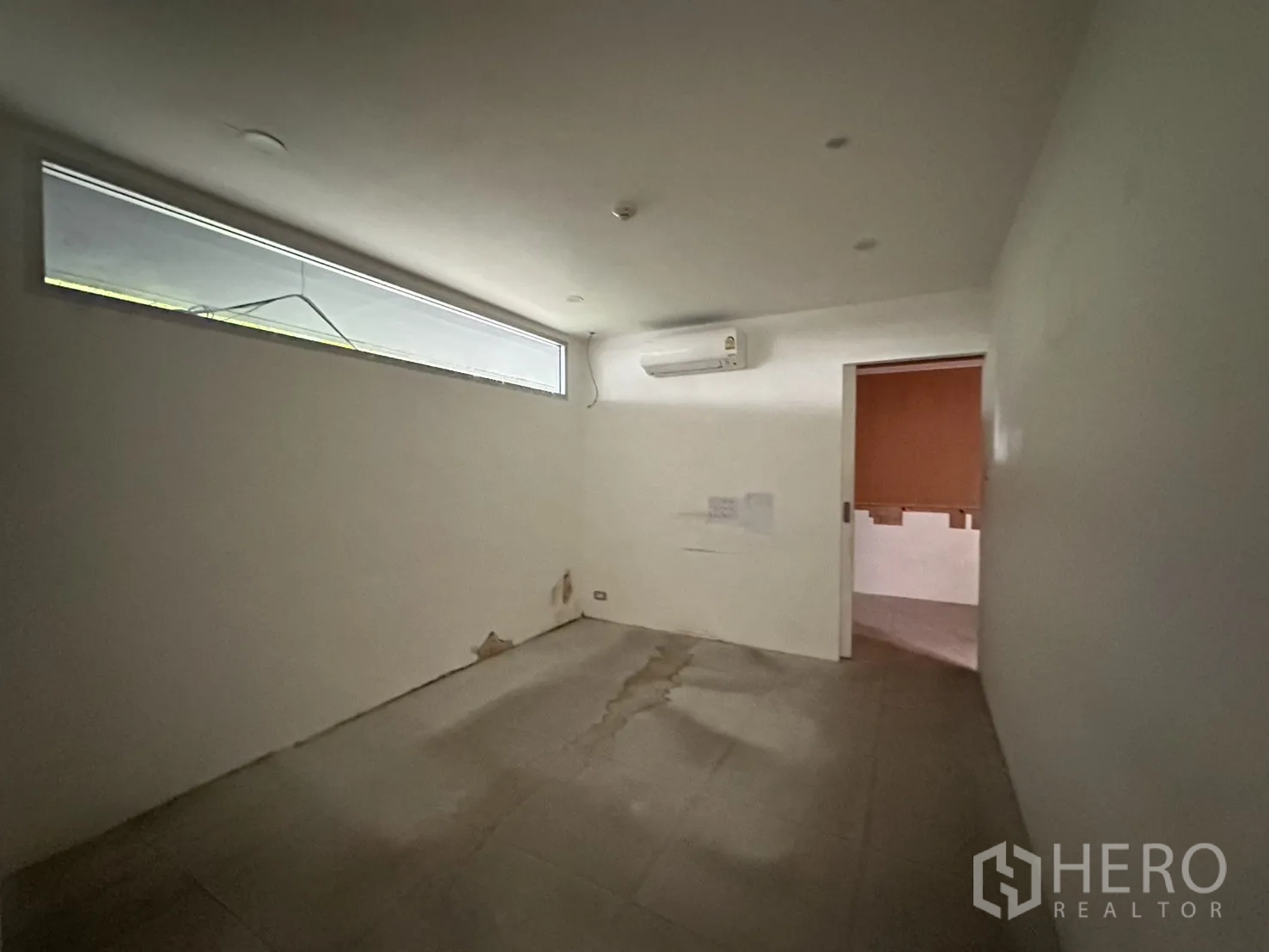 Retail Space for rent in Watthana, Bangkok - Air-conditioned room with a narrow clerestory window and tiled flooring.
