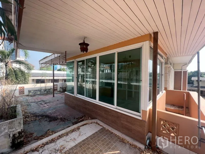 独立式住宅 出租在Watthana, Bangkok - 屋顶式露台，带玻璃日光房与城市景致。