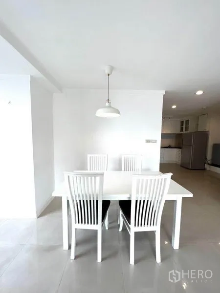 คอนโด ให้เช่าในWatthana, Bangkok - มุมรับประทานอาหารเรียบง่าย โต๊ะและเก้าอี้สีขาว 4 ตัว ใต้โคมแขวน