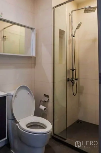 คอนโด ให้เช่าในKhlong Toei, Bangkok - ห้องน้ำพร้อมตู้ชาวเวอร์กระจก ฝักบัวเรนชาวเวอร์ โถสุขภัณฑ์ และอ่างล้างหน้า