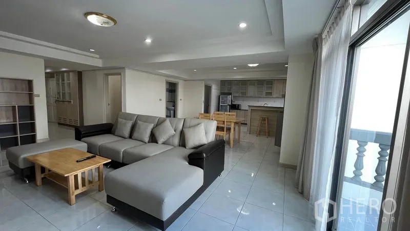 คอนโด ให้เช่าในWatthana, Bangkok - ห้องนั่งเล่นกว้าง ประตูบานเลื่อนออกระเบียง พร้อมชุดโซฟาและพื้นที่รับประทานอาหาร