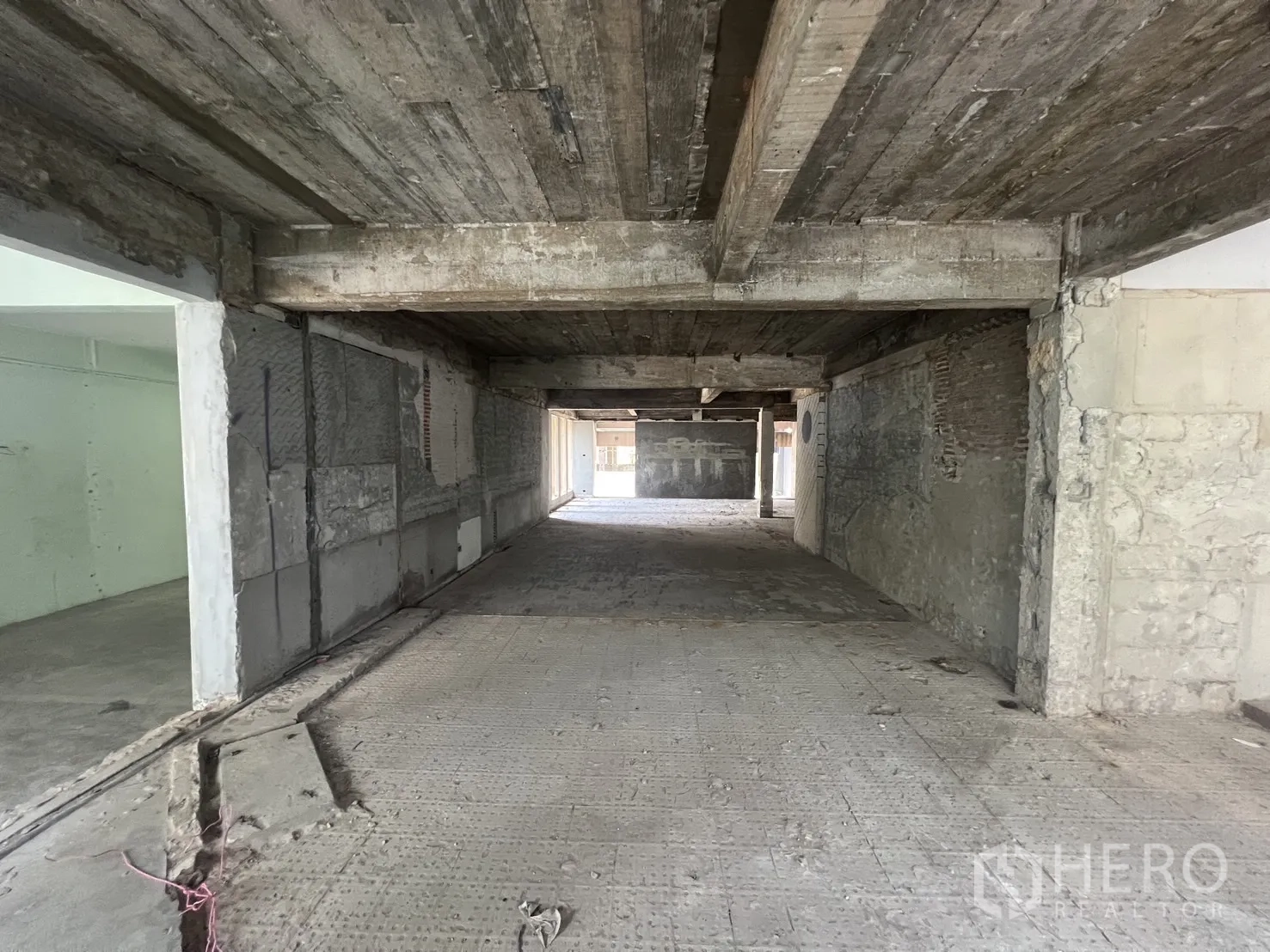 店屋 for rent in Bang Rak, Bangkok - 开放空间，砖砌拱形装饰墙与混凝土柱。