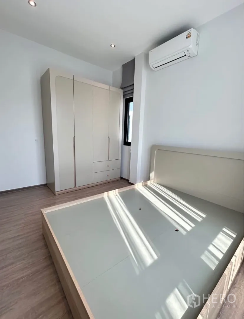 บ้านแฝด for rent in Bang Phli, Samut Prakan - ห้องนอนรับแสงธรรมชาติ พร้อมตู้เสื้อผ้า แอร์ และฐานเตียง