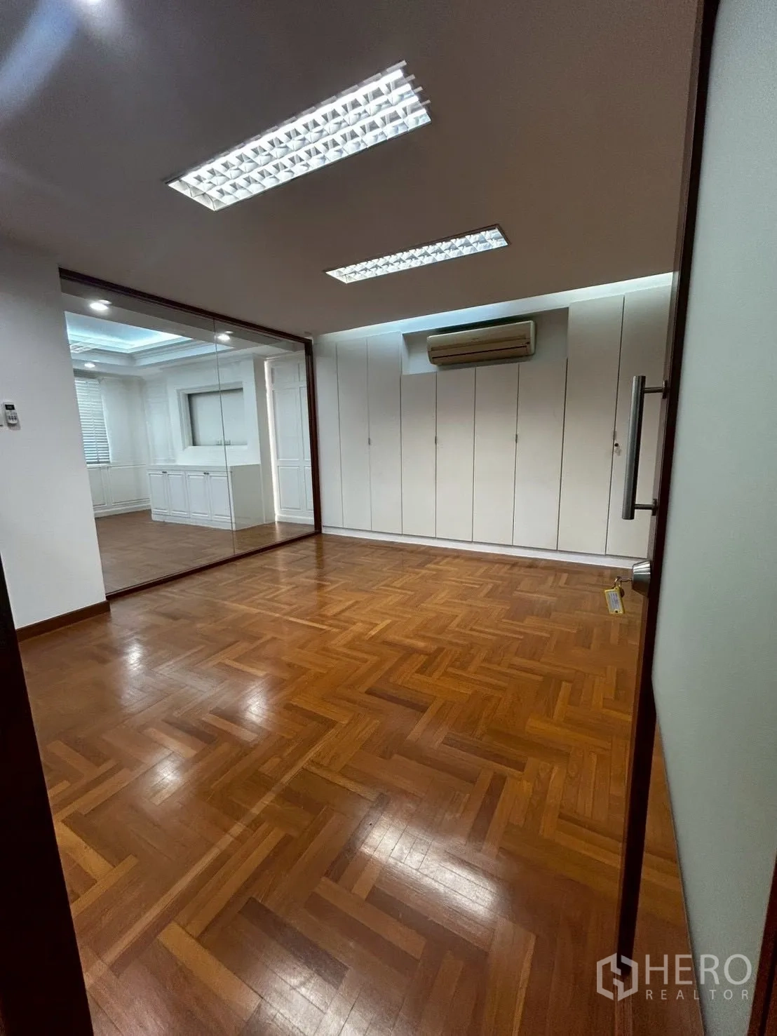 โชว์รูม for rent or sale in Bang Phli, Samut Prakan - ห้องทำงานสว่าง ไฟหลอดยาว และผนังกระจกเงา