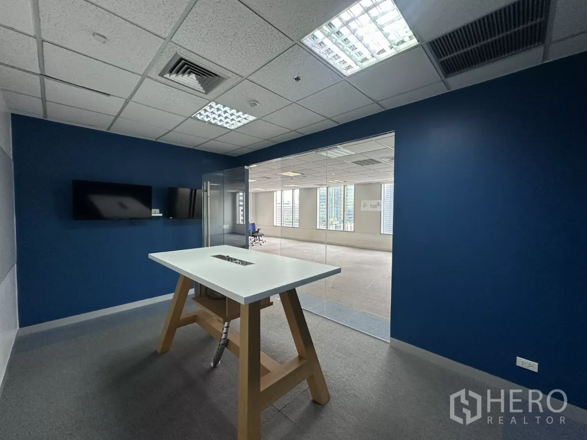 办公空间 出租在Watthana, Bangkok - 玻璃围合的专注间，高工作台与壁挂显示器。