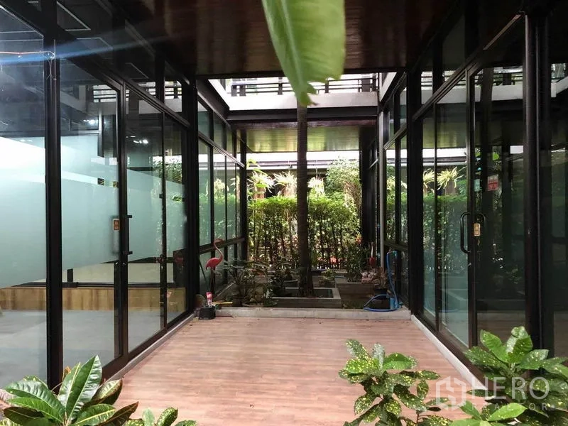 สำนักงาน ให้เช่าในBang Na, Bangkok - โถงคอร์ทยาร์ดในอาคาร ผนังกระจก พื้นลายไม้ และสวนตกแต่ง