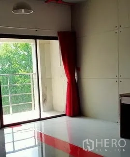 办公空间 出租在Khlong Toei, Bangkok - 办公室一角，推拉门通往小阳台，可眺望绿意。