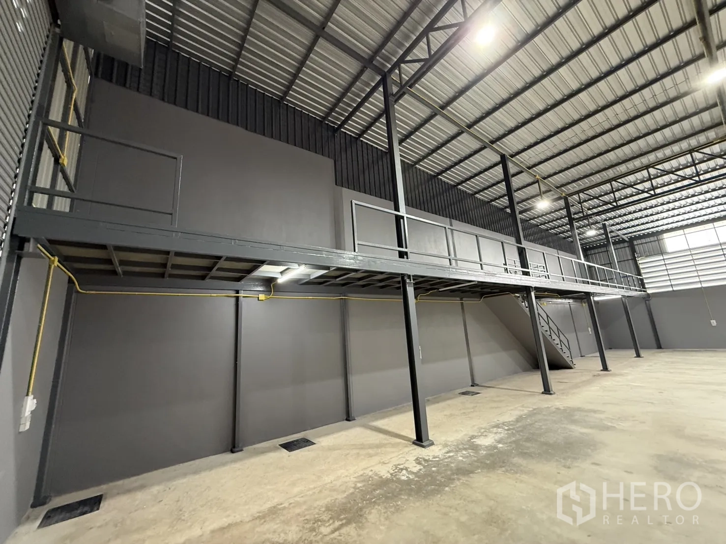โกดัง for rent in Lam Luk Ka, Pathum Thani - โครงสร้างชั้นลอยพร้อมเสาและบันไดเหล็ก