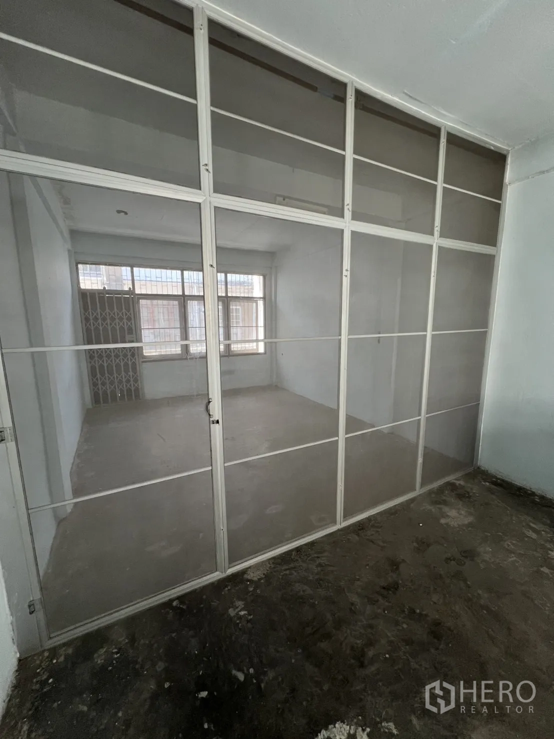 อาคารพาณิชย์ ให้เช่าหรือขาย - ห้องชั้นบนกั้นผนังกระจกบานใหญ่ พร้อมหน้าต่างเหล็กดัด