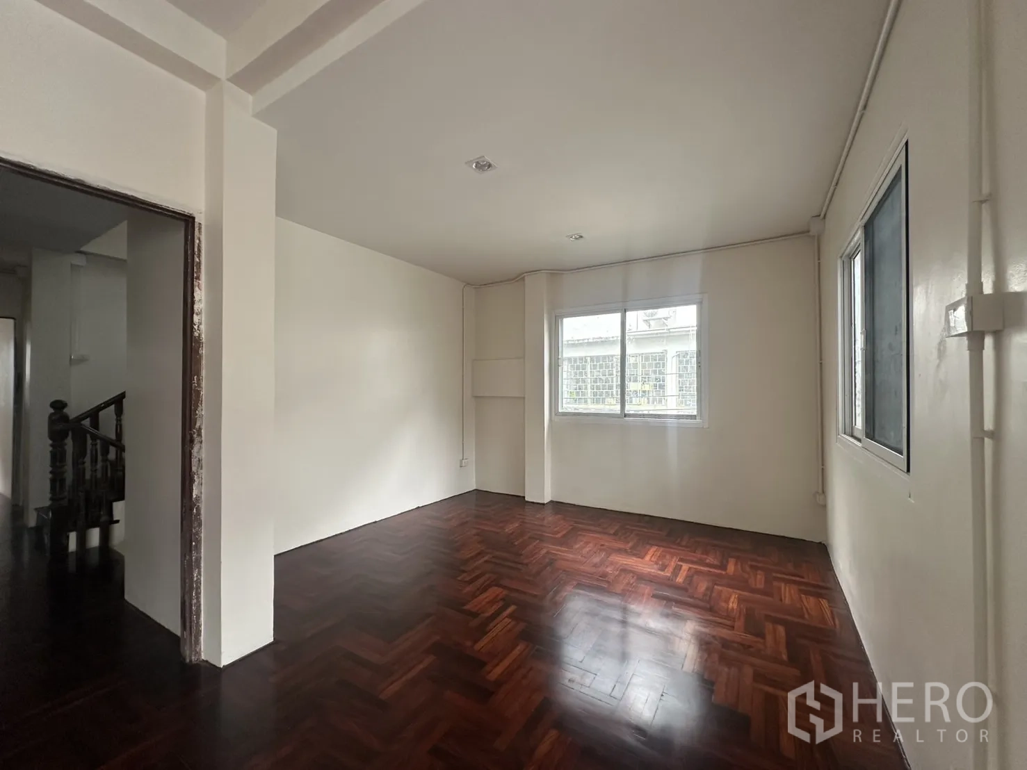 สำนักงานที่บ้าน ให้เช่าในKhlong Toei, Bangkok - ห้องอเนกประสงค์ใกล้บันได พื้นปาร์เกต์