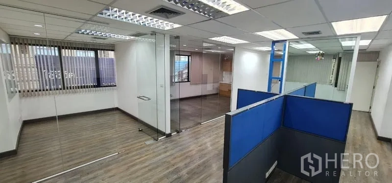 สำนักงาน ให้เช่าในWatthana, Bangkok - ออฟฟิศเปิดโล่งพร้อมห้องกระจก แสงธรรมชาติ และโต๊ะทำงานรวม