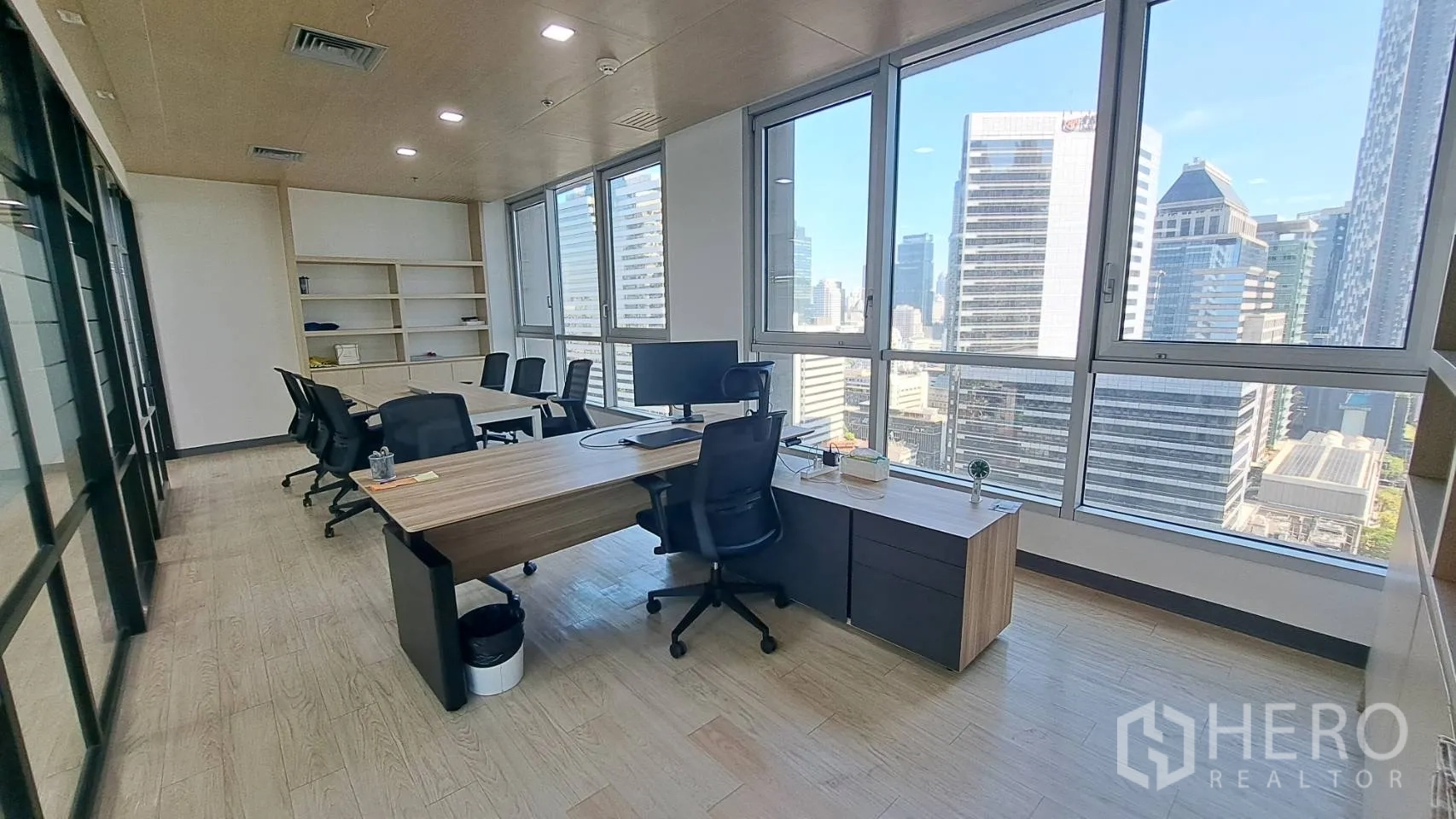 สำนักงาน ให้เช่าในYan Nawa, Bangkok - ห้องทำงานผู้บริหาร โต๊ะลายไม้ริมหน้าต่างสูงพร้อมวิวสาทร