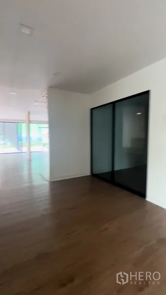 零售空间 出租在Bang Na, Bangkok - 分隔空间，磨砂玻璃推拉门与木地板，可作会议室。