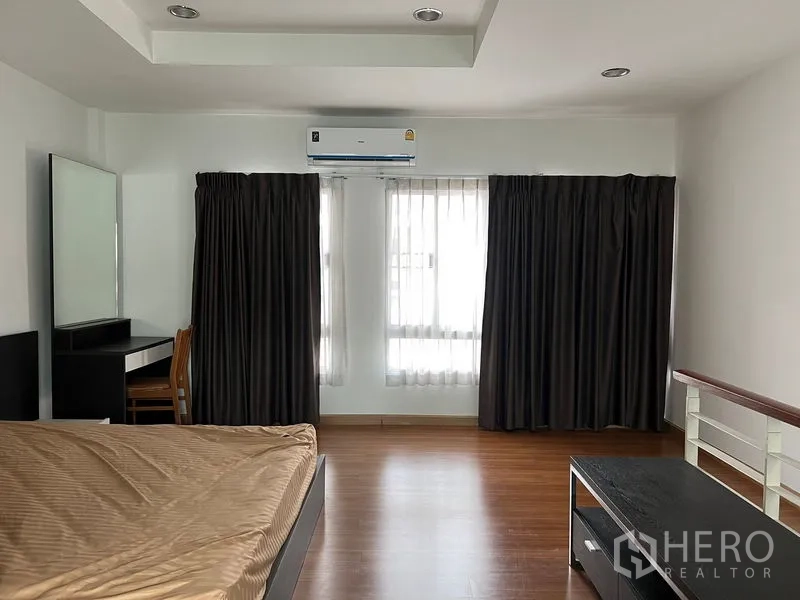 ทาวน์เฮาส์ ให้เช่าในSaphan Sung, Bangkok - ห้องนอนหลักพร้อมหน้าต่างบานใหญ่ ผ้าม่านทึบ และเครื่องปรับอากาศ