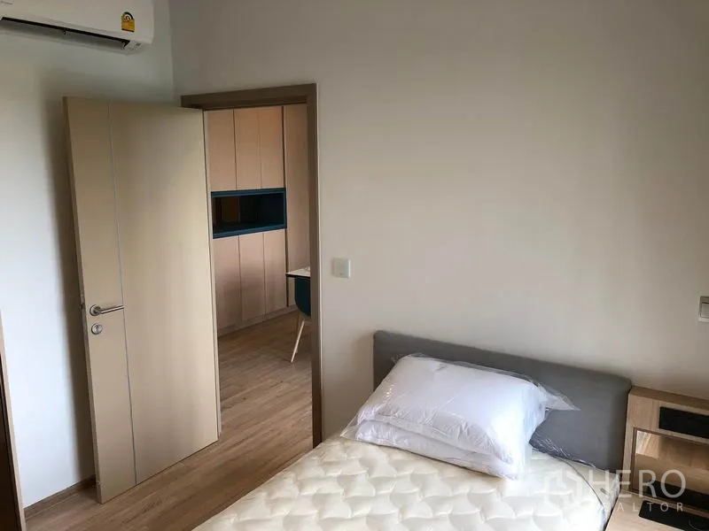 คอนโด ให้เช่าในWatthana, Bangkok - มุมมองจากห้องนอนสู่โถงและตู้ครัวบิวท์อิน