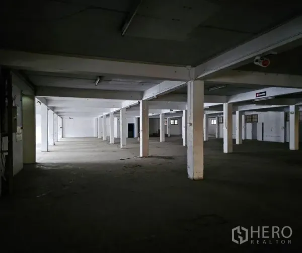 工厂 出租在Bang Kho Laem, Bangkok - 宽阔的工厂楼层，混凝土立柱与条形照明。