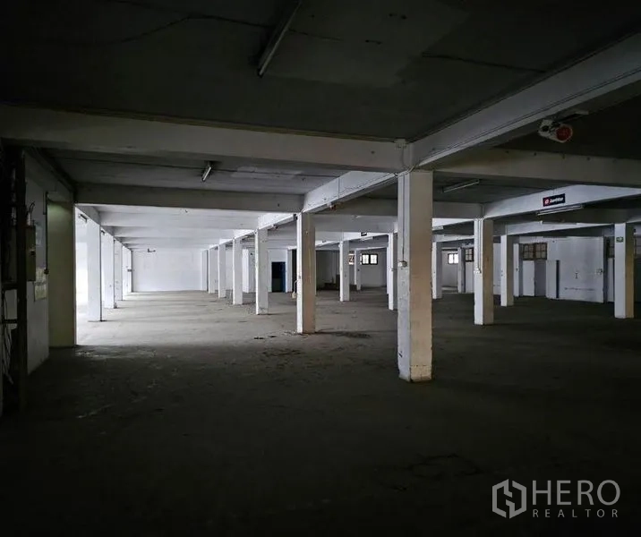 工厂 出租在Bang Kho Laem, Bangkok - 宽阔的工厂楼层，混凝土立柱与条形照明。