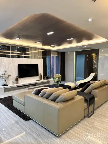 คอนโด ให้เช่าหรือขายในKhlong Toei, Bangkok - ผนังทีวีลายหินอ่อน โซฟาเข้ามุม และไฟหลืบสร้างบรรยากาศ