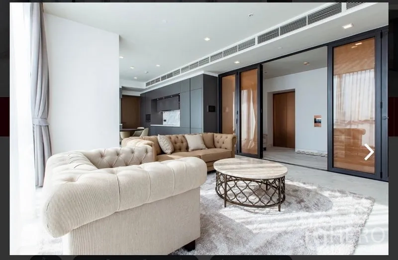 คอนโด ให้เช่าหรือขายในWatthana, Bangkok - ห้องนั่งเล่น โต๊ะกลางทรงกลม ผนังกั้นกระจก และโซฟาบุสไตล์คลาสสิก