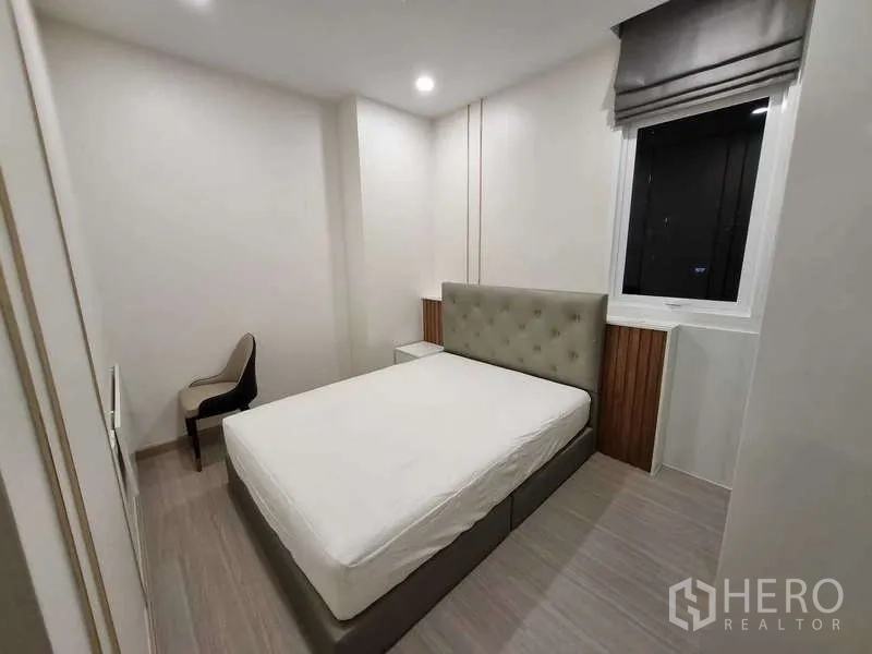 公寓 出租 - 次卧配软包床头、窗户与学习椅。