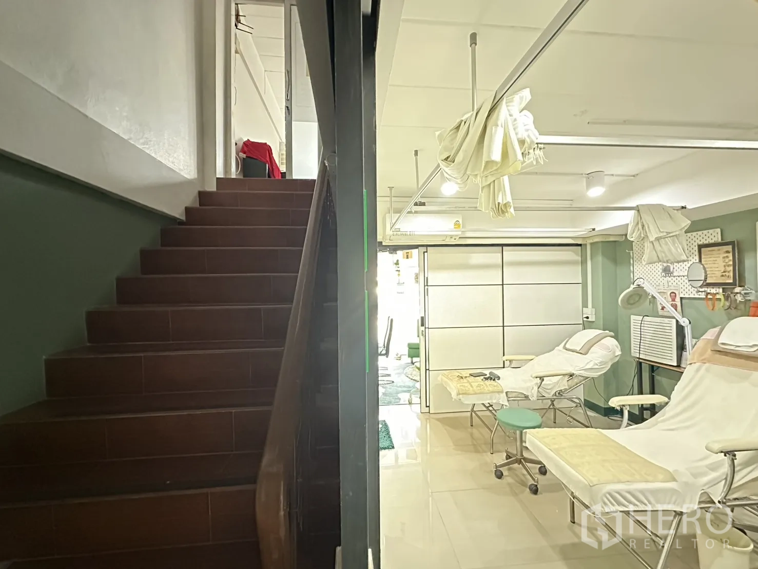 店屋 for rent in Phra Khanong, Bangkok - 楼梯位于工作区旁，通往楼上各层。