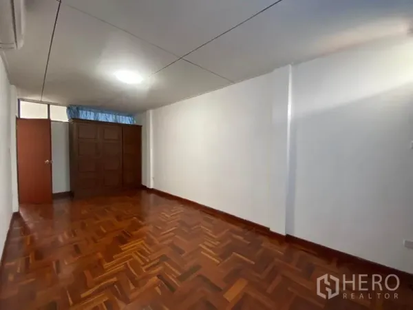 ทาวน์เฮาส์ ให้เช่าในWatthana, Bangkok - ห้องกว้างพื้นปาร์เกต์เงางามพร้อมตู้เสื้อไม้.