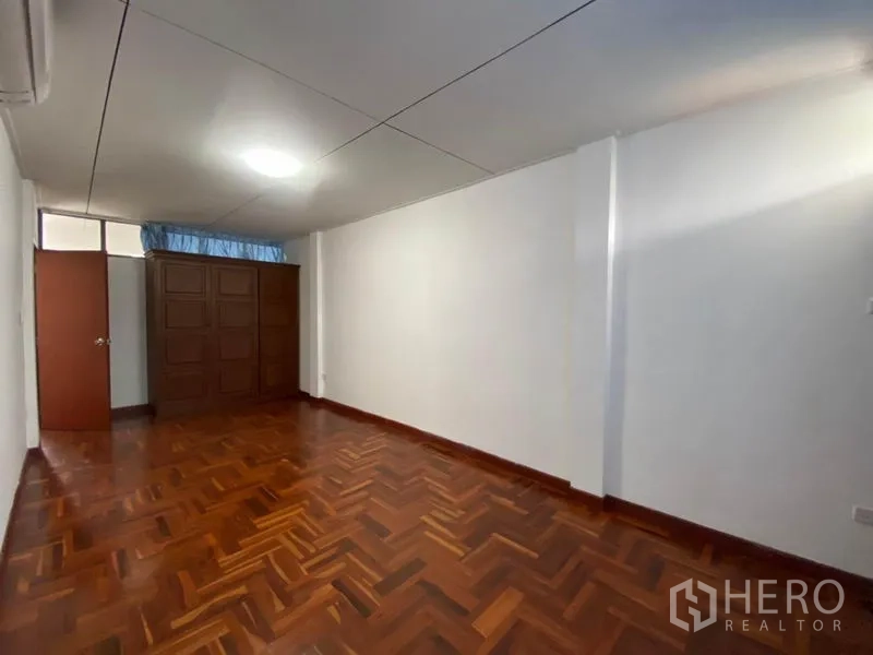 ทาวน์เฮาส์ ให้เช่าในWatthana, Bangkok - ห้องกว้างพื้นปาร์เกต์เงางามพร้อมตู้เสื้อไม้.