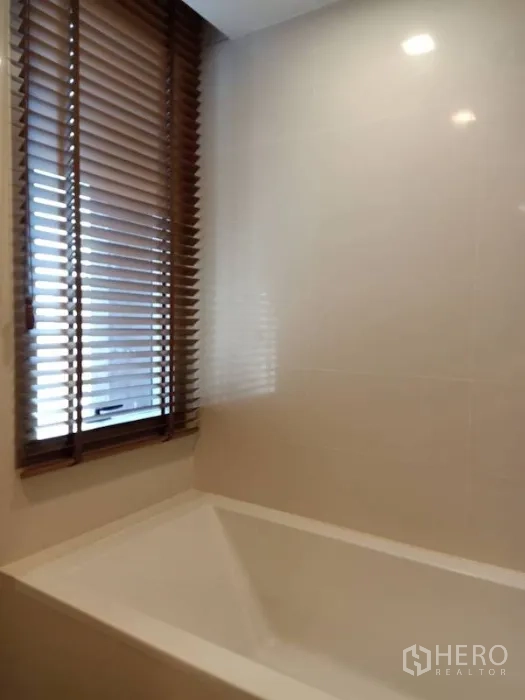 คอนโด ให้เช่าในKhlong Toei, Bangkok - ห้องน้ำสไตล์โมเดิร์น อ่างอาบน้ำบิวท์อินติดหน้าต่างบานเกล็ดไม้