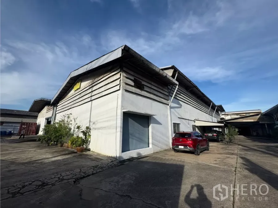 Warehouse for rent in Khlong Toei, Bangkok - Warehouse exterior with wide concrete driveway, parking bays, and loading access in Khlong Toei, Bangkok.
