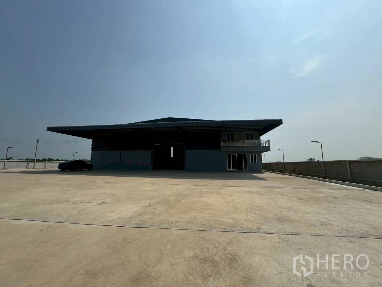 Warehouse for rent in Phutthamonthon, Nakhon Pathom - Large concrete apron in front of the warehouse with expansive parking and turning space.