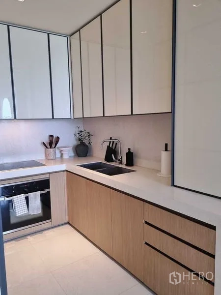 คอนโด ขาย - พื้นที่แต่งตัวบิวท์อิน โต๊ะท็อปหินสีดำและสตูลนั่ง